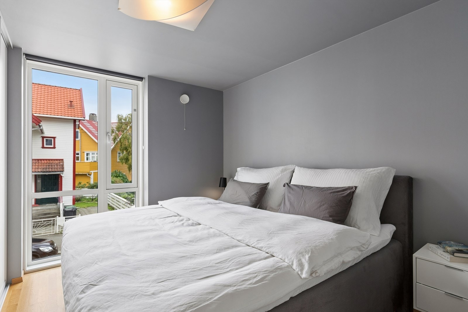 Romslig soverom med god plass til dobbeltseng og nattbord. Galleribilde