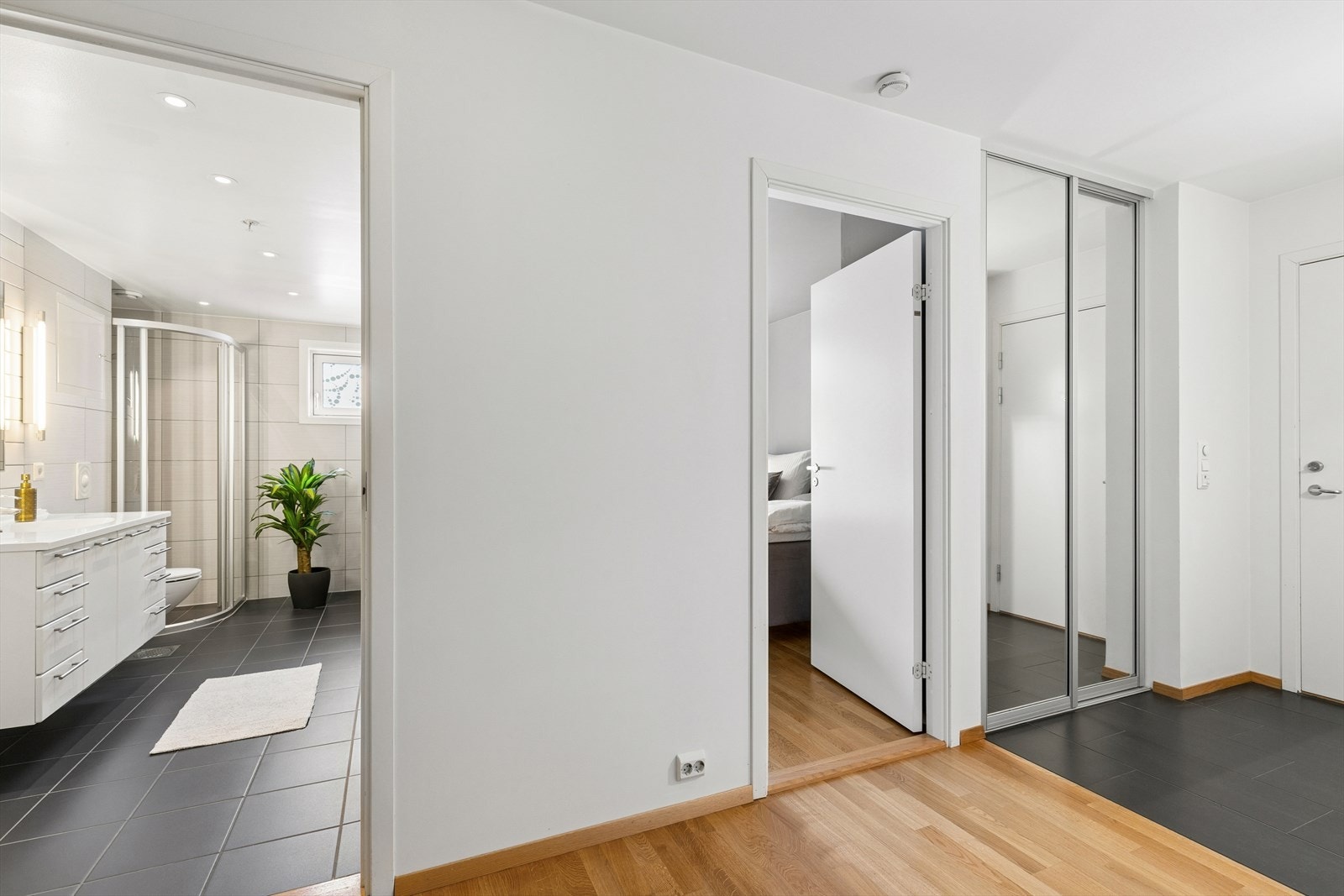 Fra gangen er det videre adkomst til badet og soverommene. Galleribilde