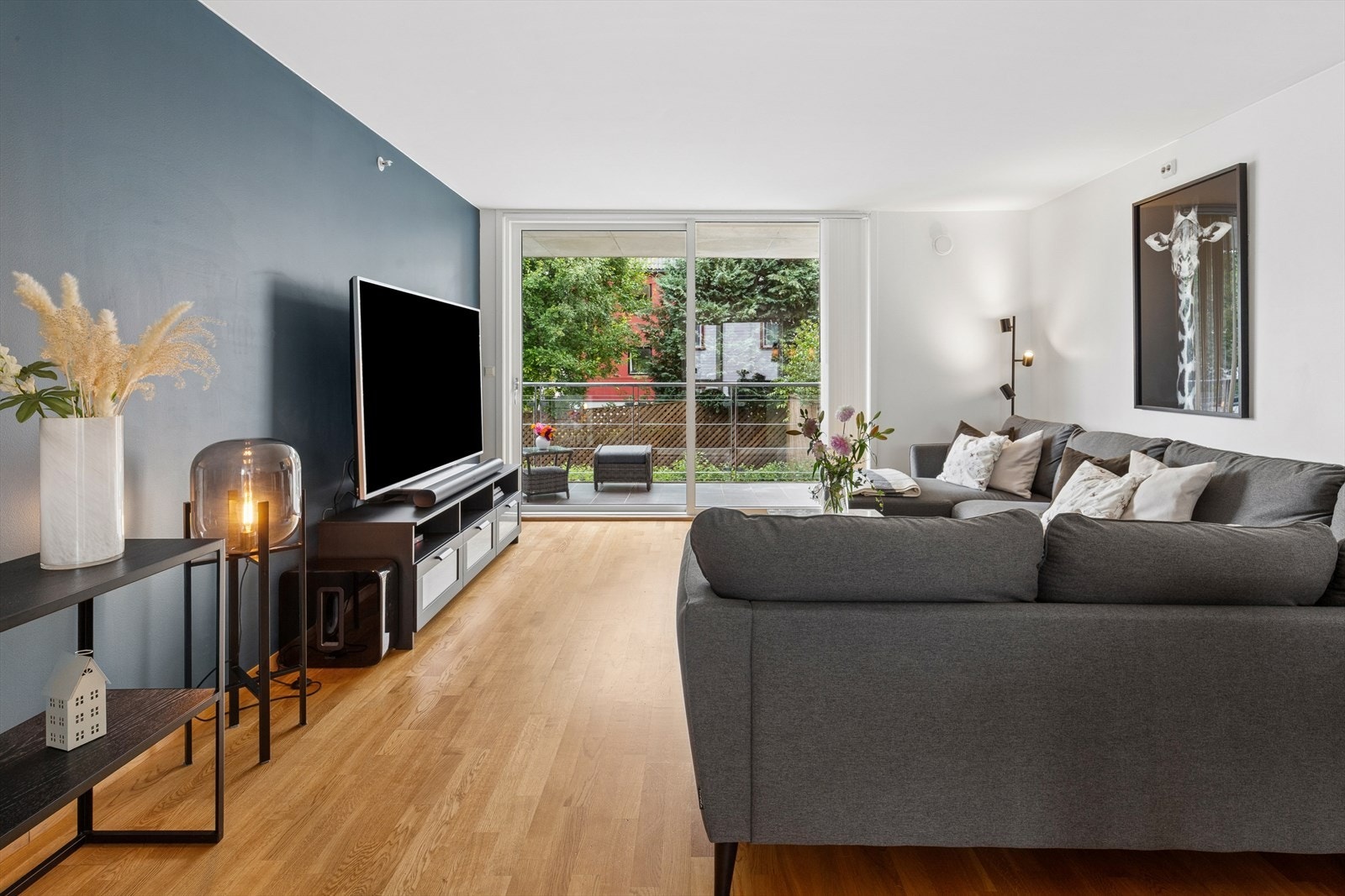 Store skyvedører i glass slipper inn rikelig med lys og åpner opp mot uteplassen. Galleribilde