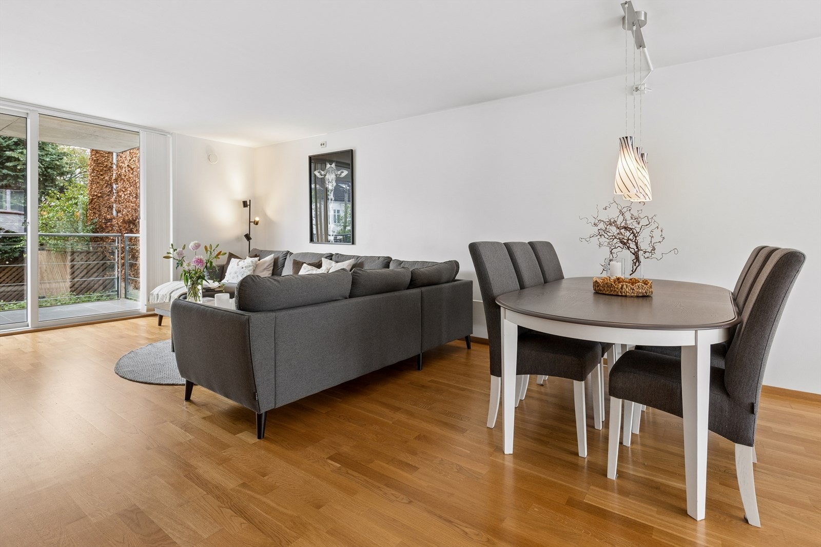 Her er det god plass til både sofagruppe og et stort spisebord. Galleribilde