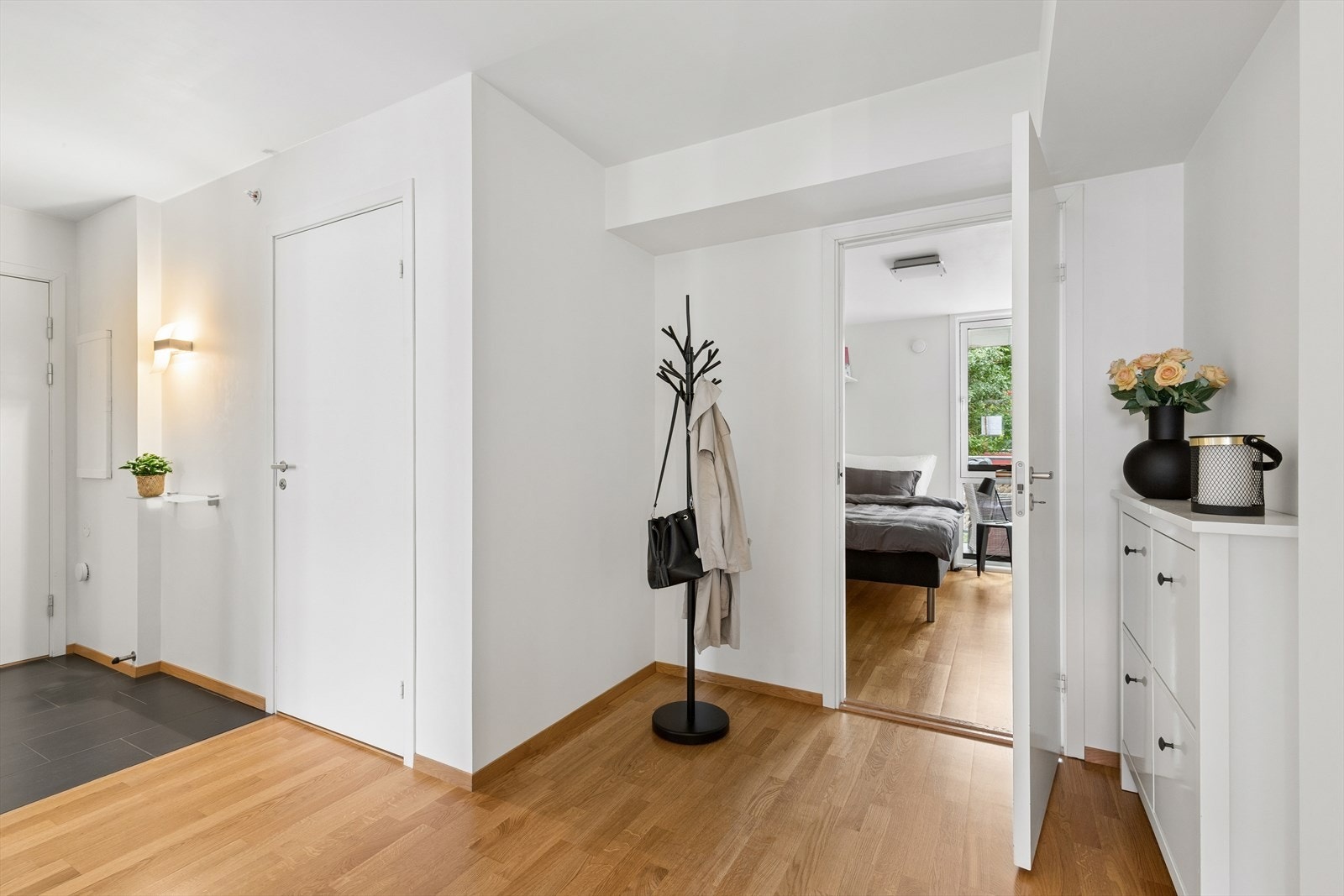 Lys gang med god plass til klesoppheng. Galleribilde