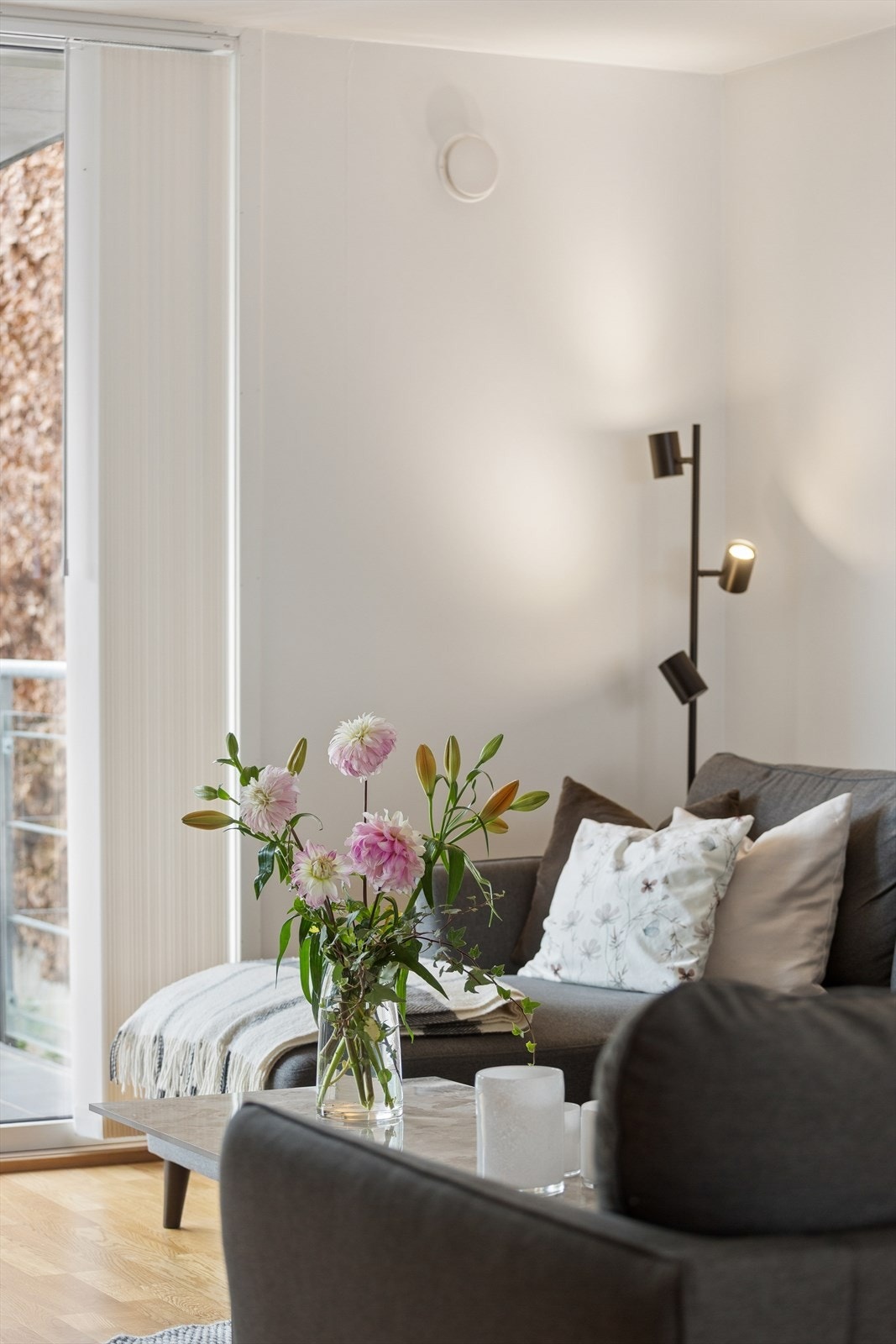 Leiligheten har en gjennomgående lys og helhetlig fargepalett. Galleribilde