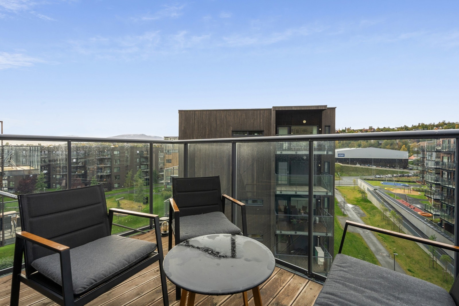 Balkongen har rekkverk i glass og aluminium med utsyn over fellesområdene. Galleribilde