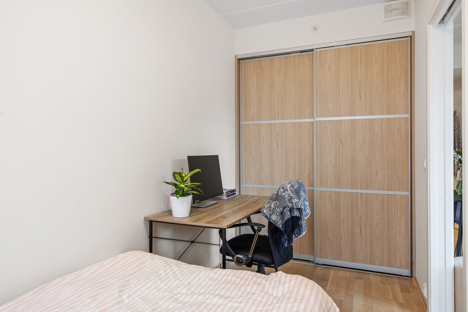 Det andre soverommet er innredet med skyvedørsgarderobe og kontorplass. Galleribilde