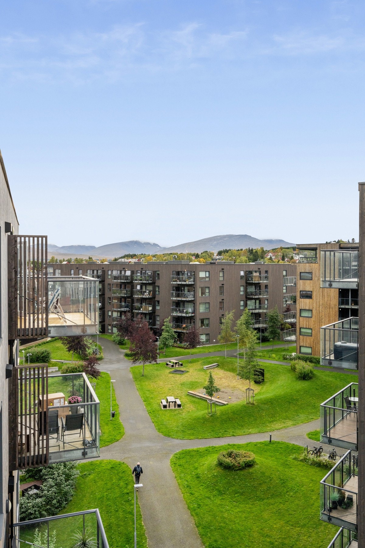 Etablert boområde på Bjerkaker med grønne fellesarealer og kort spasertur til Telegrafbukta og Folkeparken. Galleribilde