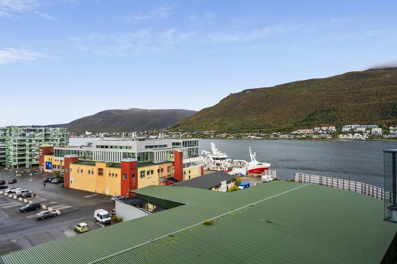 Utsikt mot Tromsøysundet og fjellene, med umiddelbar nærhet til sjøen og fine turområder på Bjerkaker. Galleribilde