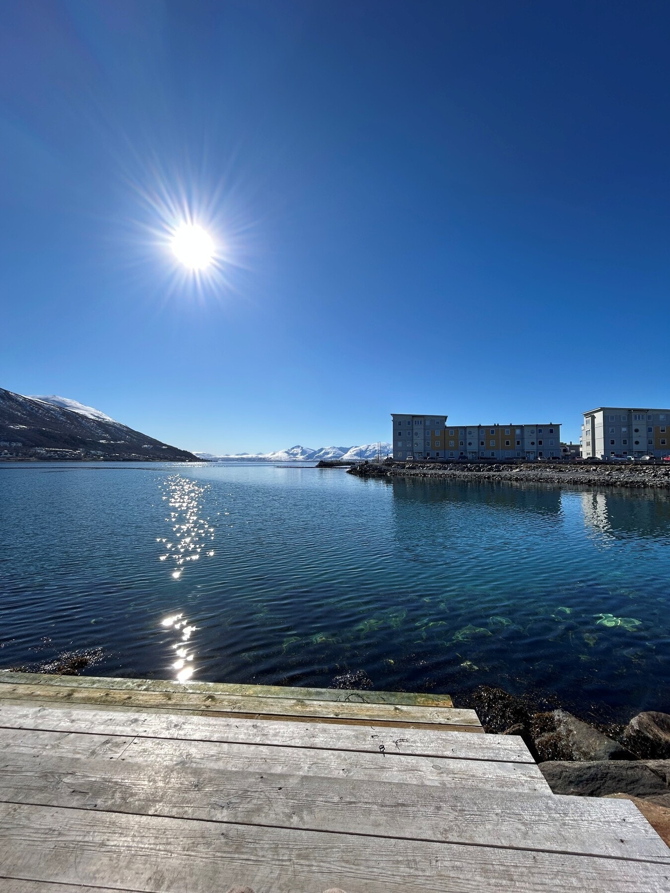 Her bor du i maritime omgivelser med nærhet til sjøen og gode muligheter for å nyte solrike dager utendørs. Selgers private bilder. Galleribilde
