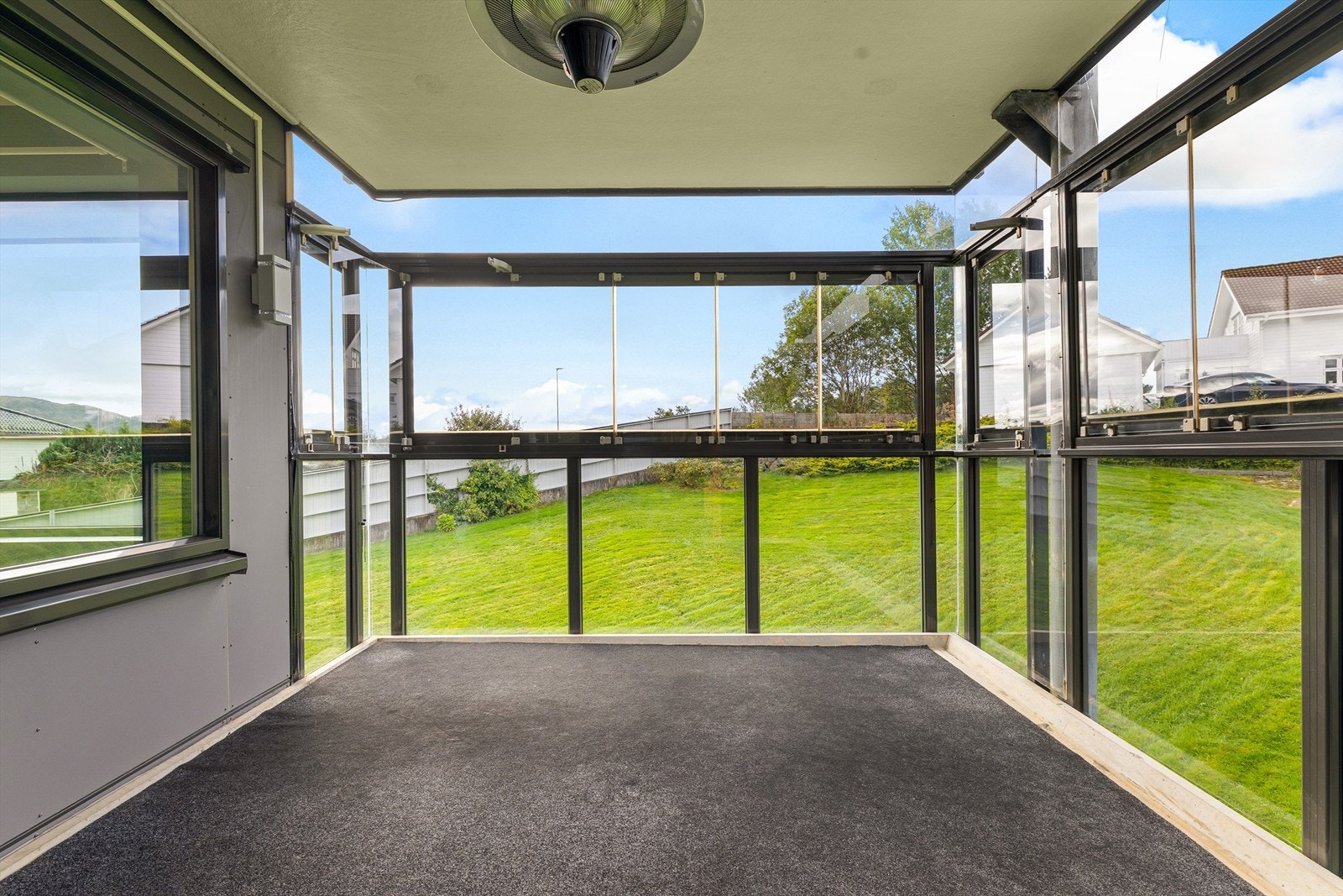 Sørvestvendt balkong med fin utsikt over sameiets fellesareal. Galleribilde