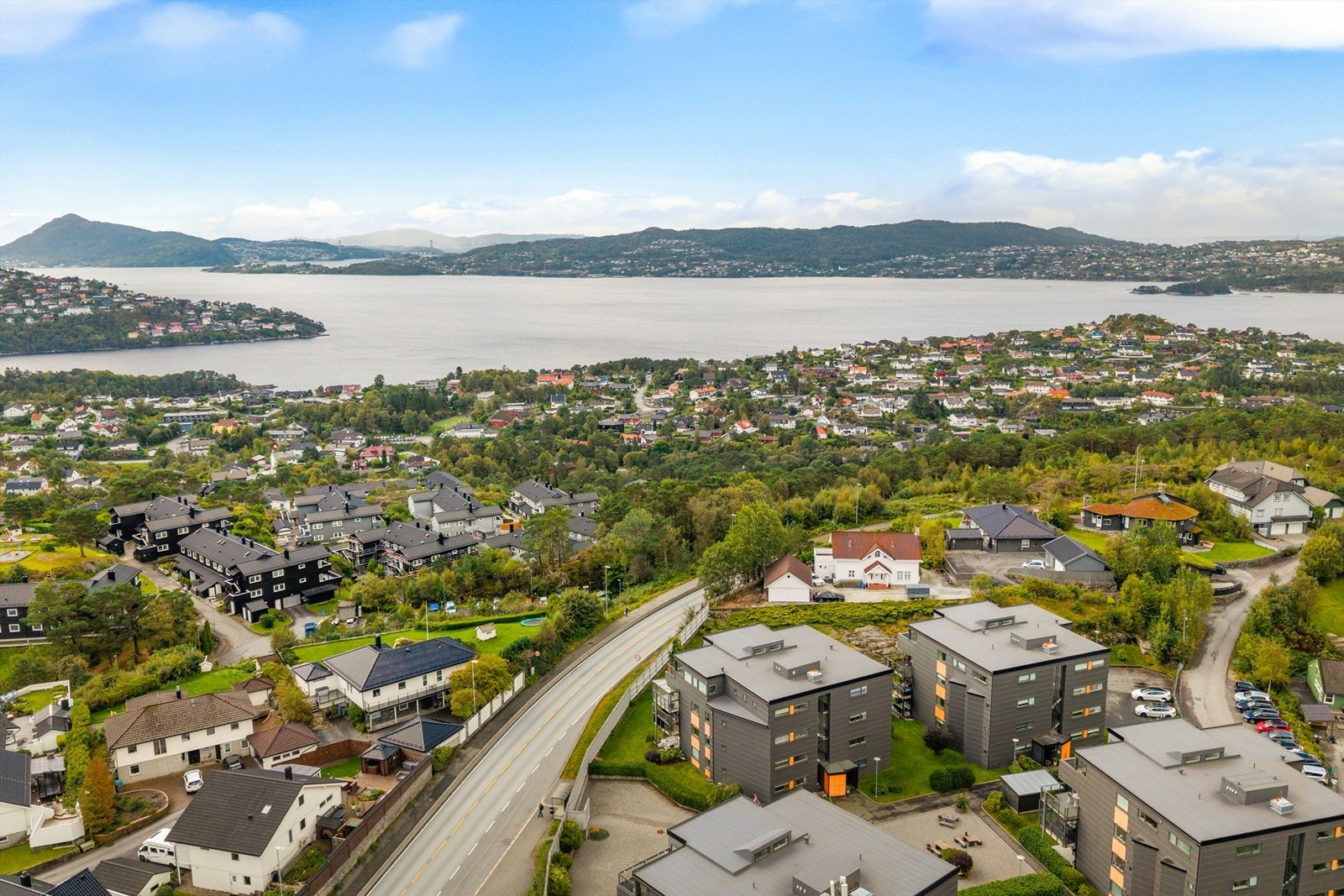 Attraktivt og veletablert boligområde i Åsane med nærhet til skoler, barnehager, dagligvarebutikker og gode kollektivforbindelser. Galleribilde