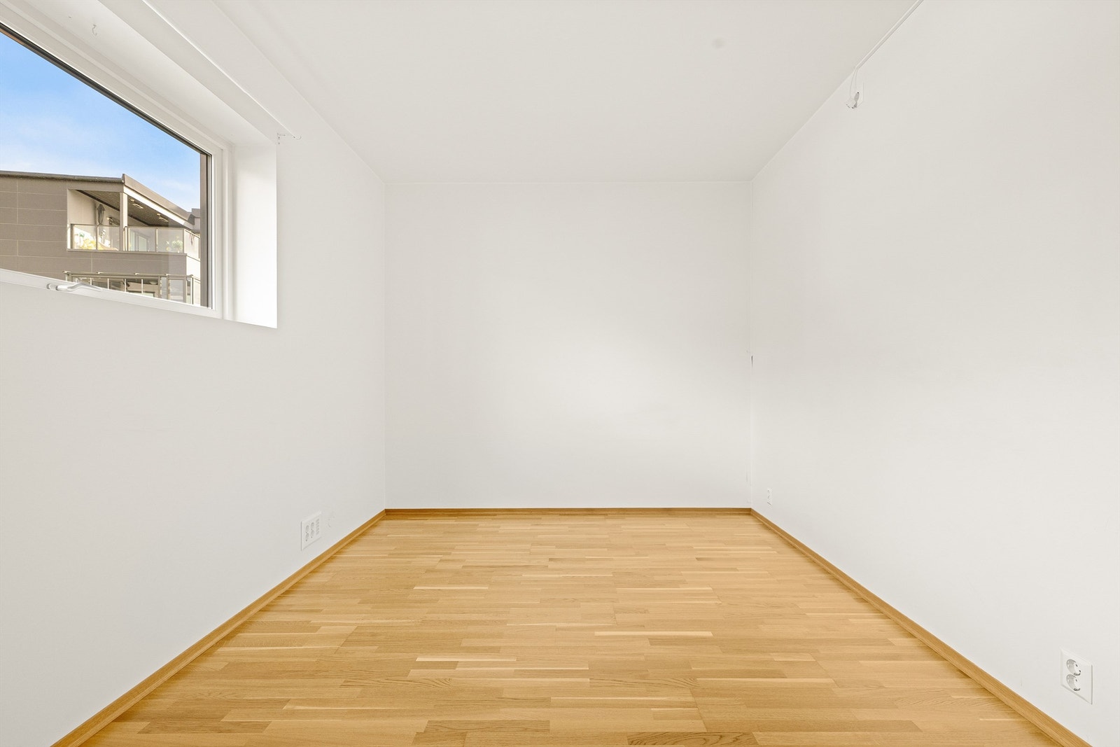 I dette soverommet er det god plass til dobbeltseng og annet ønsket møblement. Galleribilde