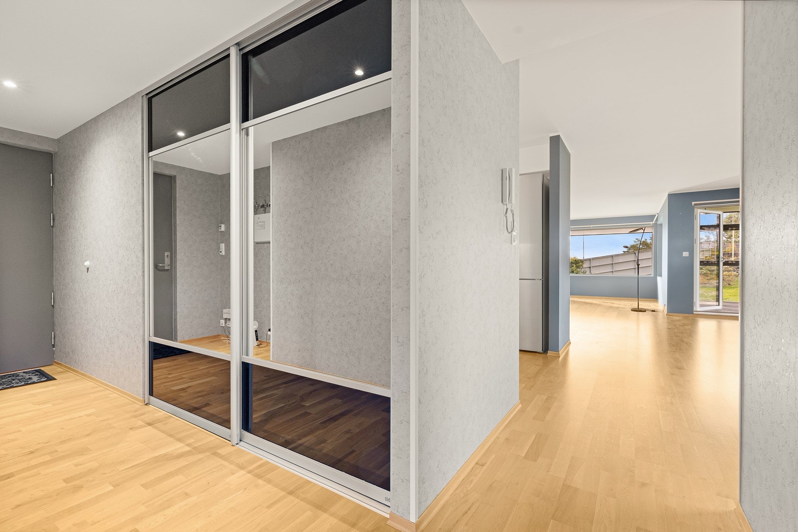 Inngangspartiet gir et godt førsteinntrykk av leiligheten, og har en praktisk skyvedørsgarderobe til yttertøy. Galleribilde