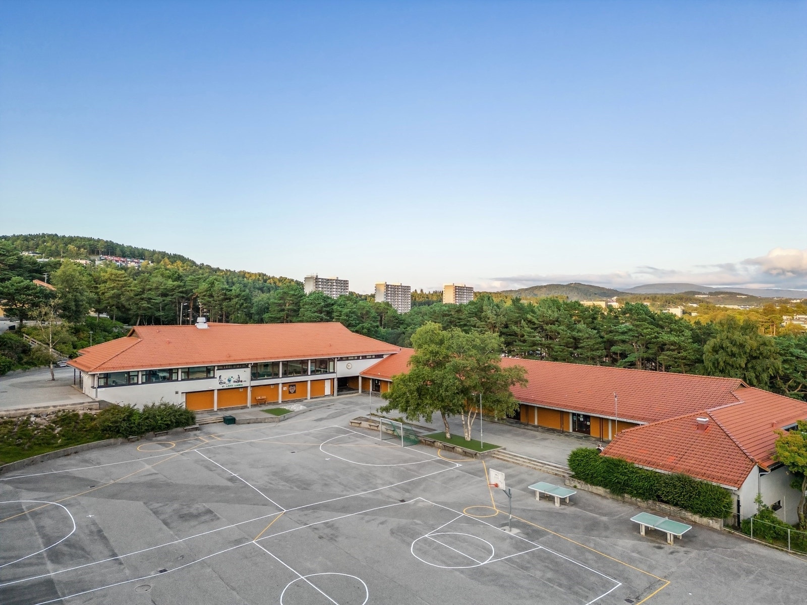 Fra boligen er det kort gangavstand til Haukedalen Skole. Galleribilde