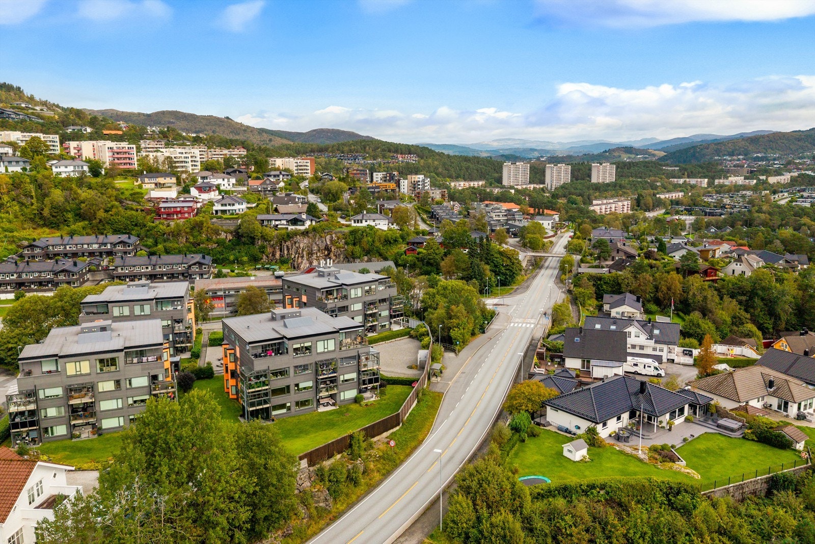 Her bor man sentralt med umiddelbar nærhet til buss, butikk, flotte turområder, skole og barnehage. Galleribilde
