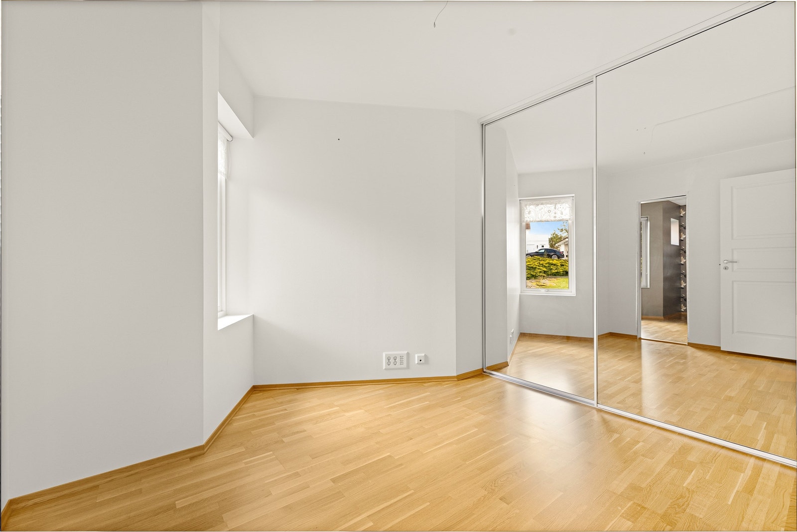 Soverom 1. Det er tre soverom i leiligheten, alle med god størrelse. Galleribilde