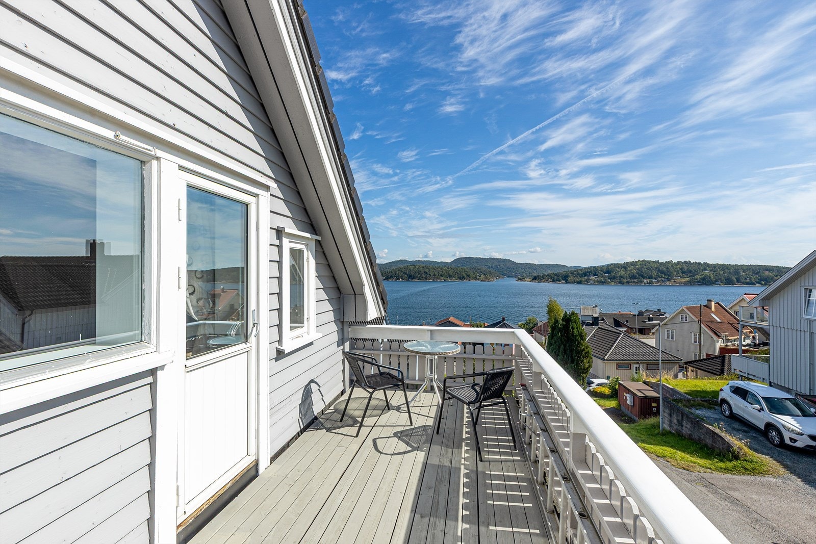 Verandaen i andre etasje har plass til en liten sittegruppe. Galleribilde