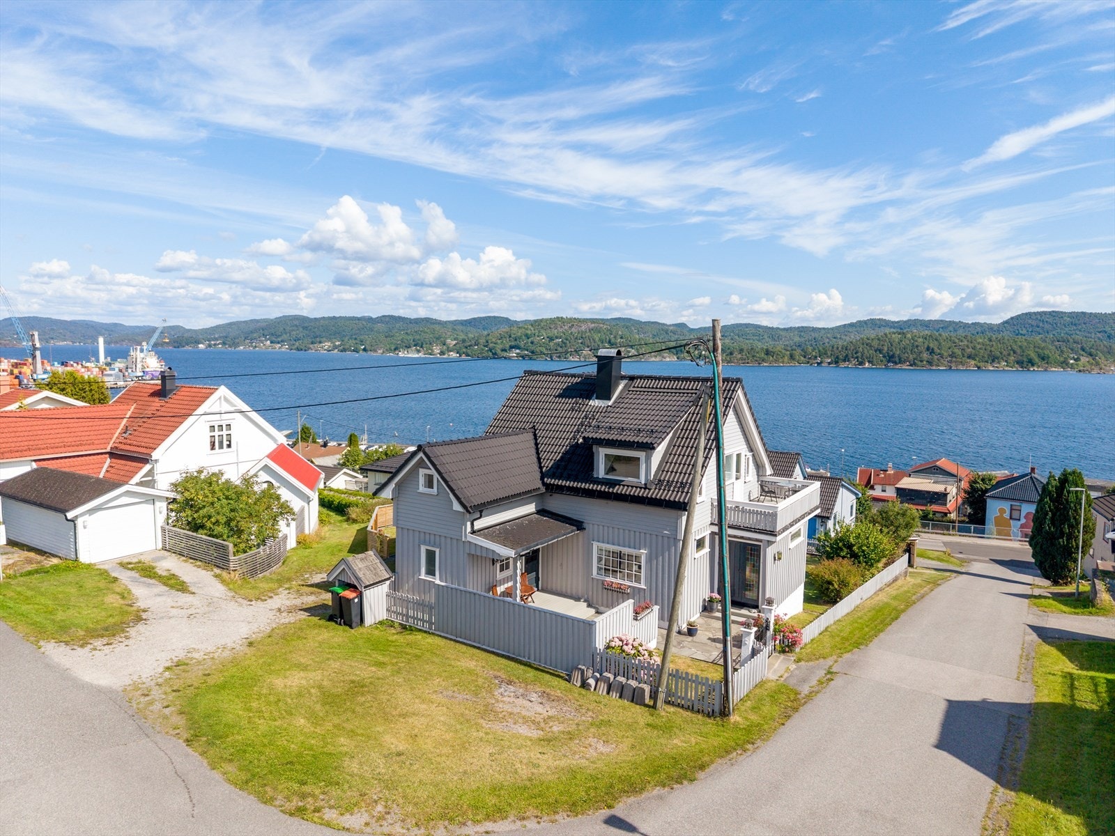 Enebolig over tre plan med stor hage og flott utsikt over fjorden. Galleribilde