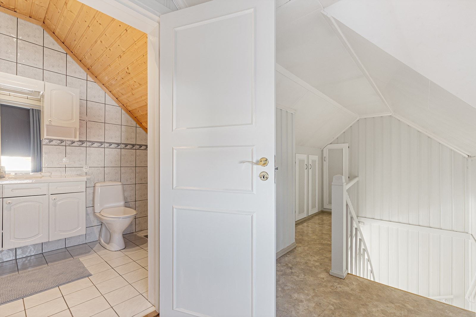 Fra gangen i andre etasje er det tilgang til bad og soverom. Galleribilde