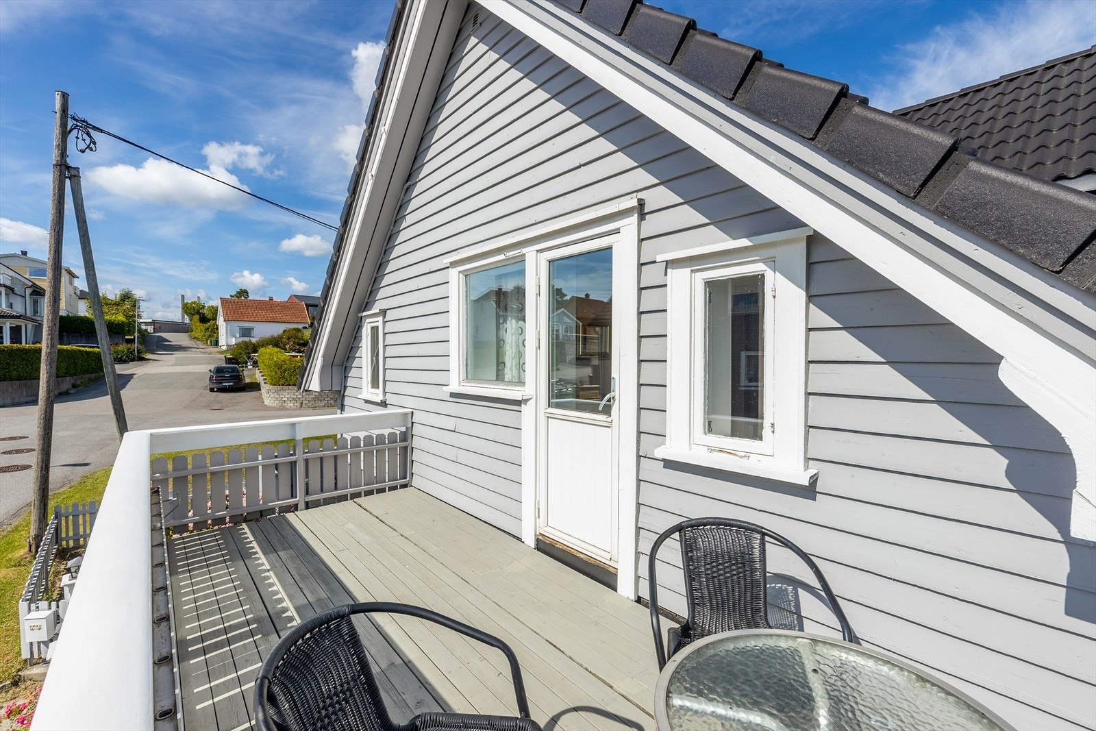 Verandaen er tekket med terrassebord. Galleribilde