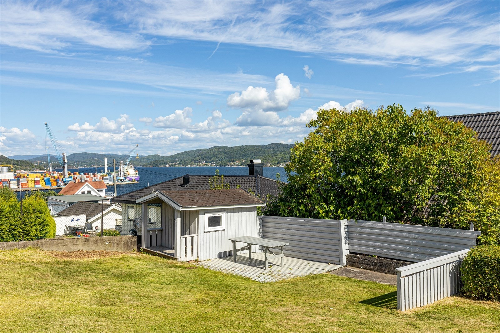 Fra hagen er det fin utsikt mot sjøen og Brevik havn. Galleribilde