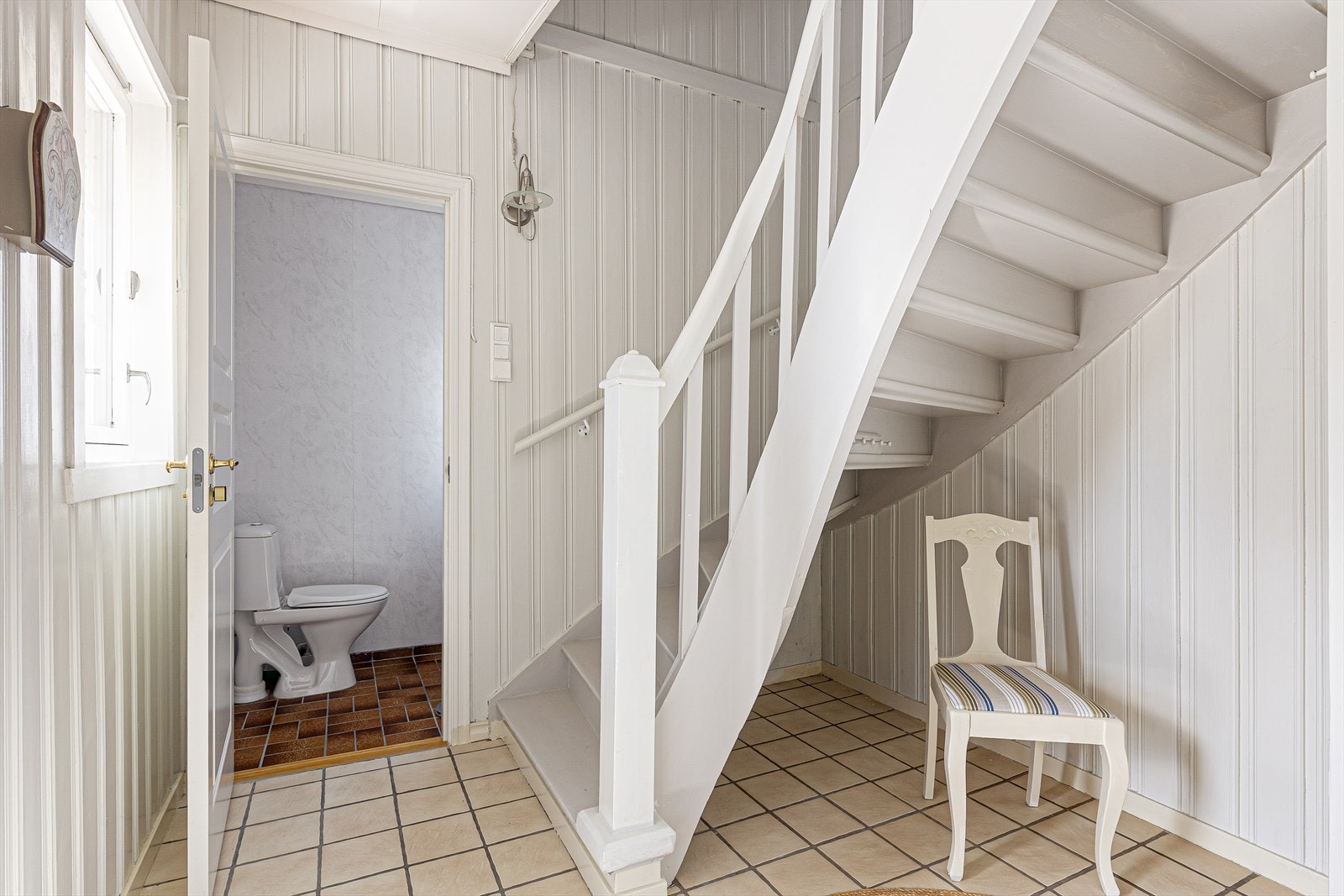 Fra gangen i første etasje er det tilgang til bad og trapp til andre etasje. Galleribilde