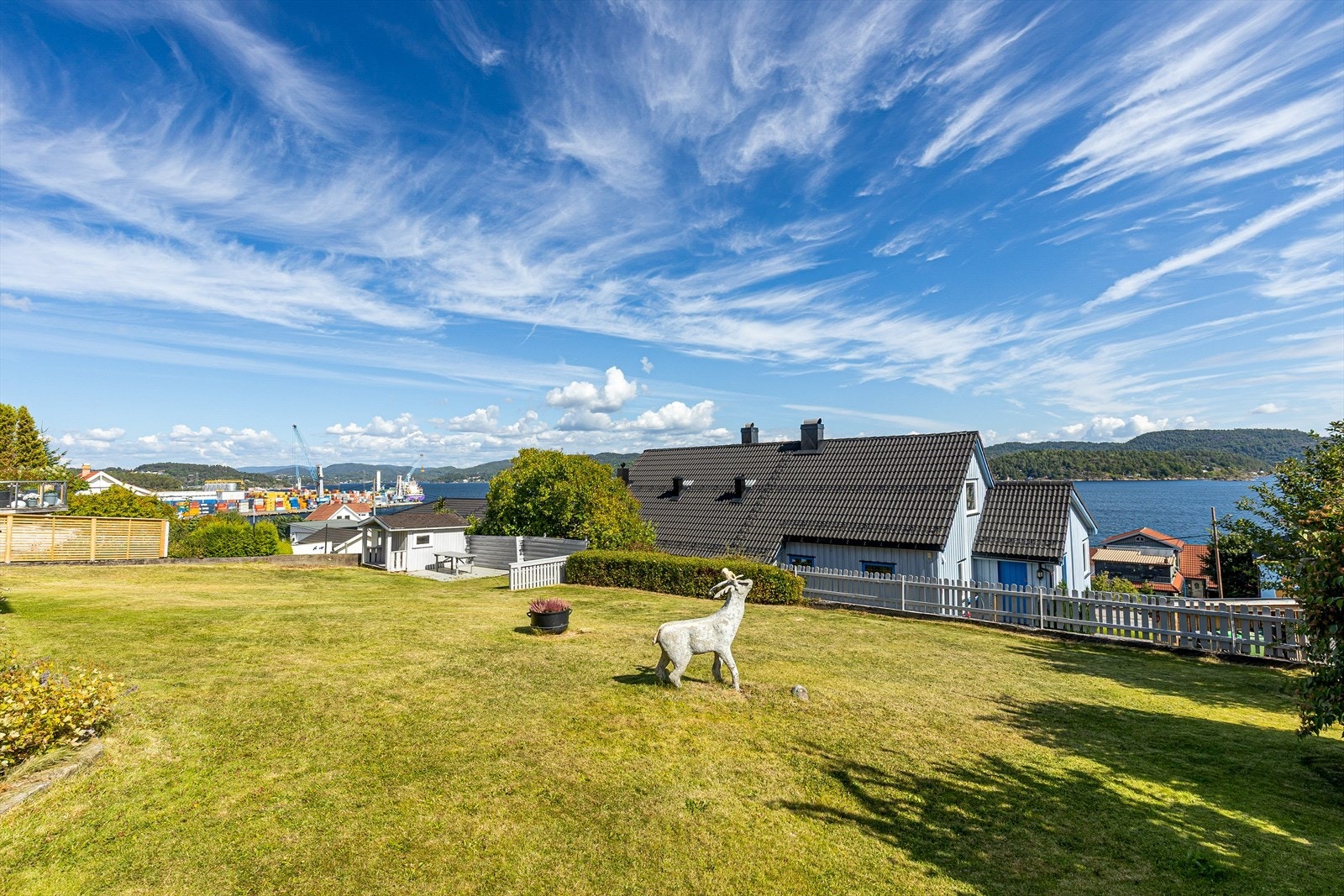Fra eiendommen er det vid utsikt over nærområdet og fjorden. Galleribilde