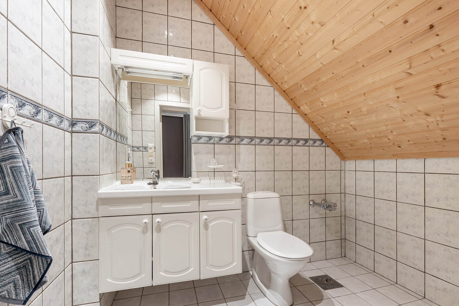 Badet er utstyrt med toalett og baderomsinnredning med servant. Galleribilde