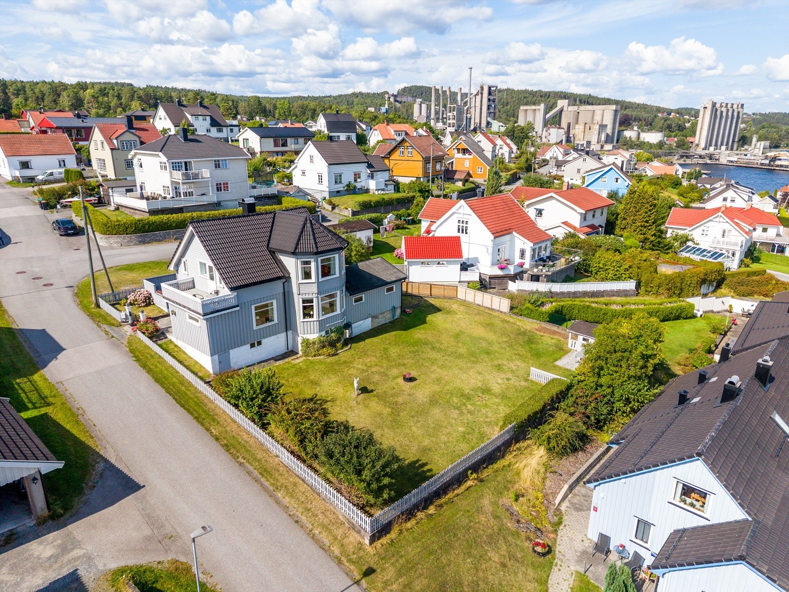 Kort avstand til barnehage, skole og idrettsanlegg, samt sentrum av Brevik med gjestehavn, fergeforbindelser ut til øyene i skjærgården (som Sandøya og Bjørkøya), og fine badeplasser. Galleribilde
