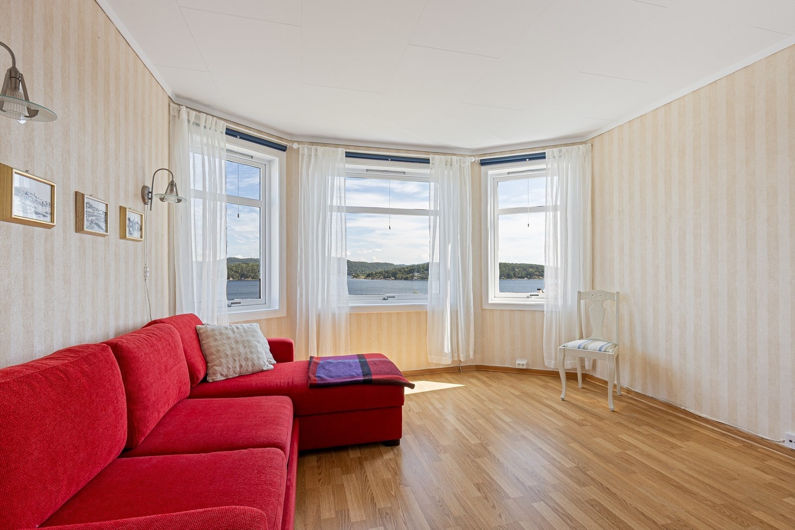 Karnappet i 2. etasje gir rikelig med dagslys og rammer inn utsikten. Galleribilde
