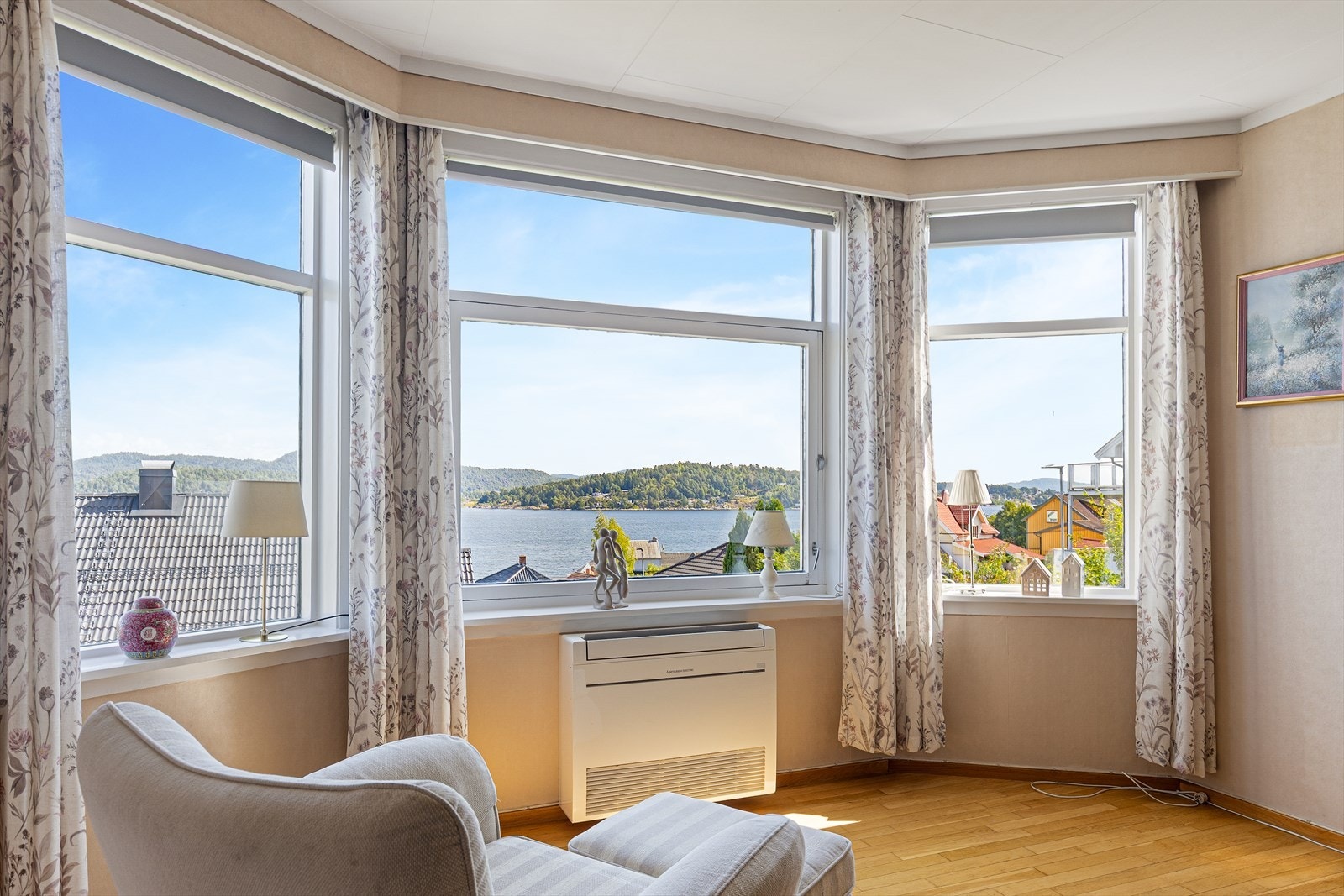 Vinduet mot sjøen er fra 2023/2024. Galleribilde