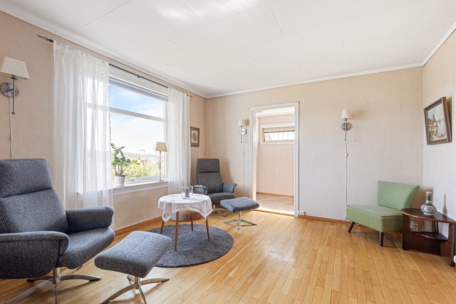 Stuen er romslig og lett å møblere. Galleribilde