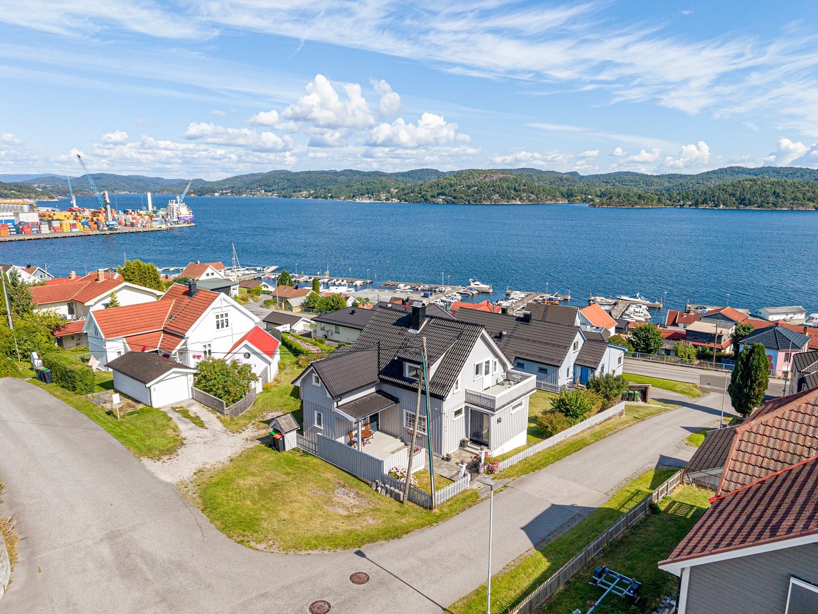 Boligen ligger høyt, fritt og solrikt til med fin utsikt over fjorden og det vakre kystlandskapet. Galleribilde