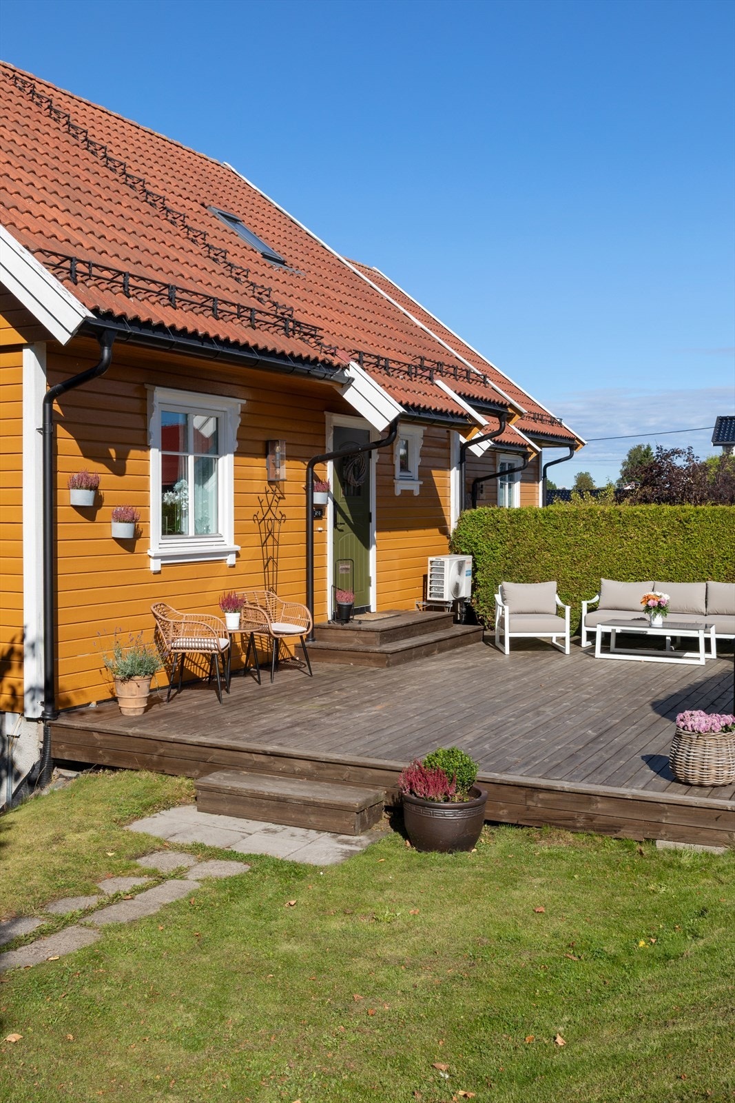 Samlet sett byr boligen på svært gode uteområder med solrike, skjermede og innbydende oppholdsplasser som vil være til glede gjennom store deler av året. Galleribilde