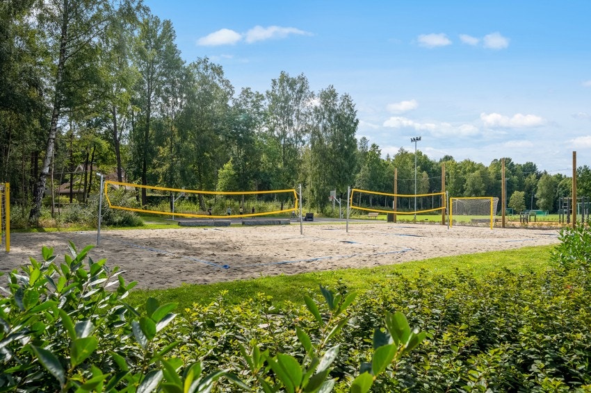 Ved Nesskogen idrettspark er det også sandvolleybane Galleribilde