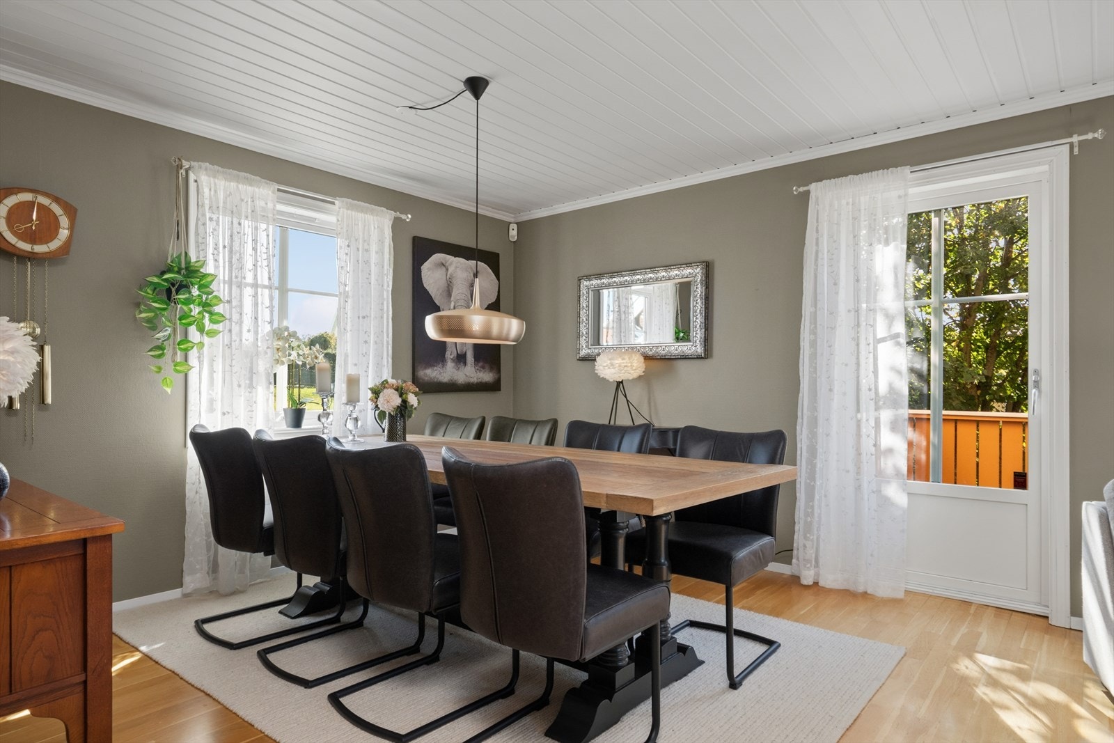 Fra oppholdsrommene er det kort vei til både terrasse og veranda, noe som gir en naturlig overgang mellom inne- og utearealene og gjør det enkelt å nyte de gode solforholdene gjennom store deler av dagen. Galleribilde