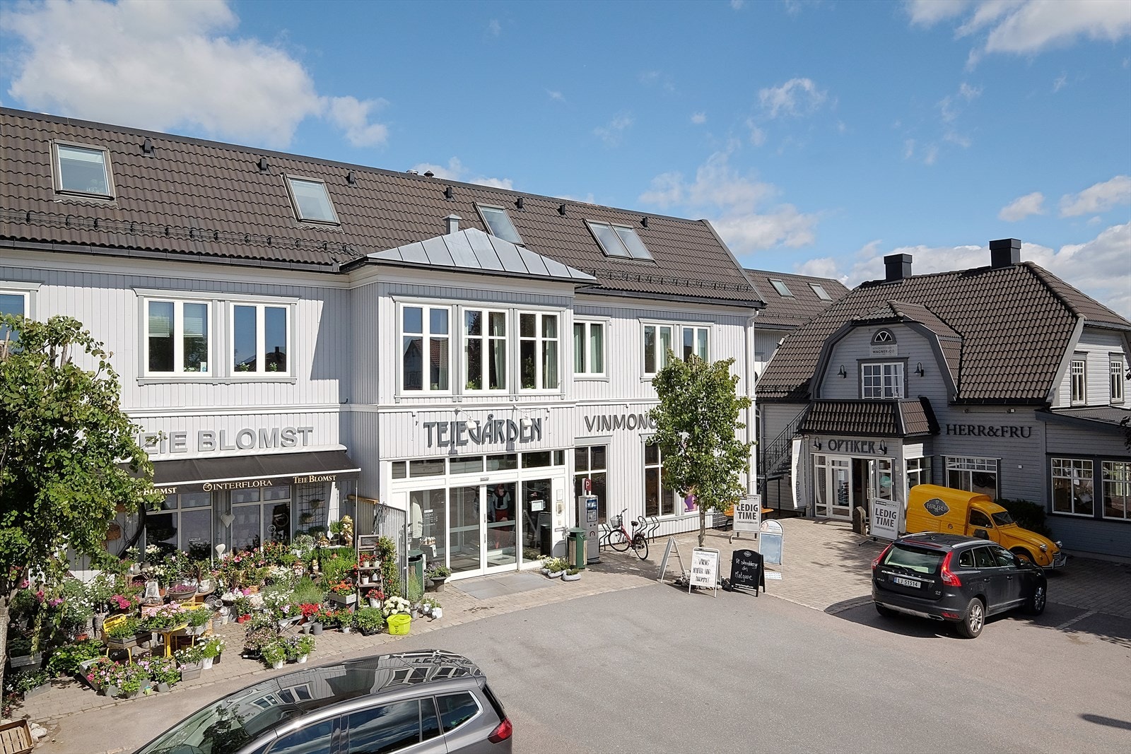 Eiendommen ligger ca. 4,5 km. fra Teie torg med dagligvareforretninger, baker, bank, vinmonopol, restaurant, interiør- og klesforretninger. Galleribilde