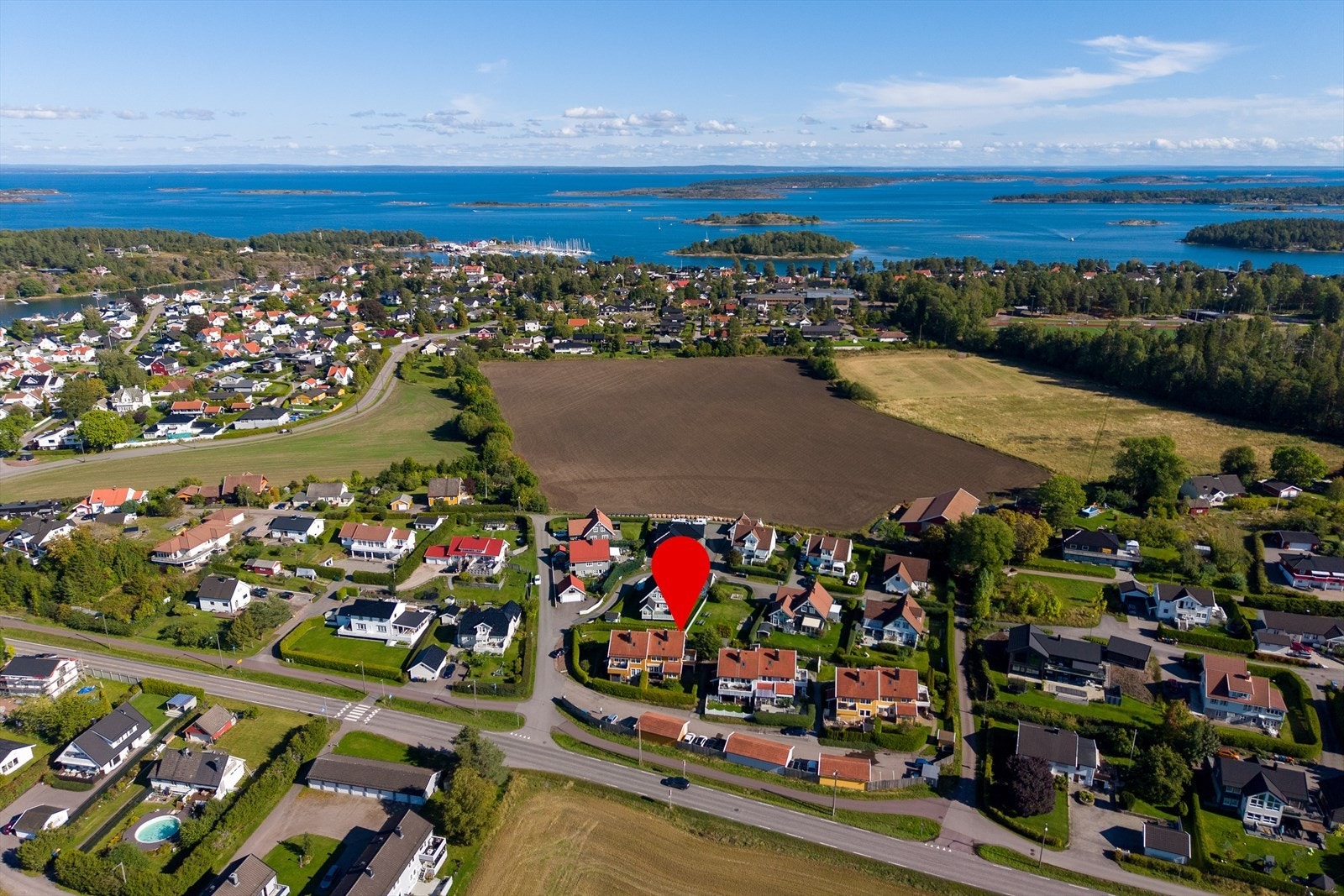Her bor du med kort gangavstand til sjøen, flotte badeplasser og Hjemseng brygge. Dagligvarebutikken ligger bare noen få minutters gange unna, og både Nesskogen idrettspark og flotte turmuligheter finnes i umiddelbar nærhet. Galleribilde