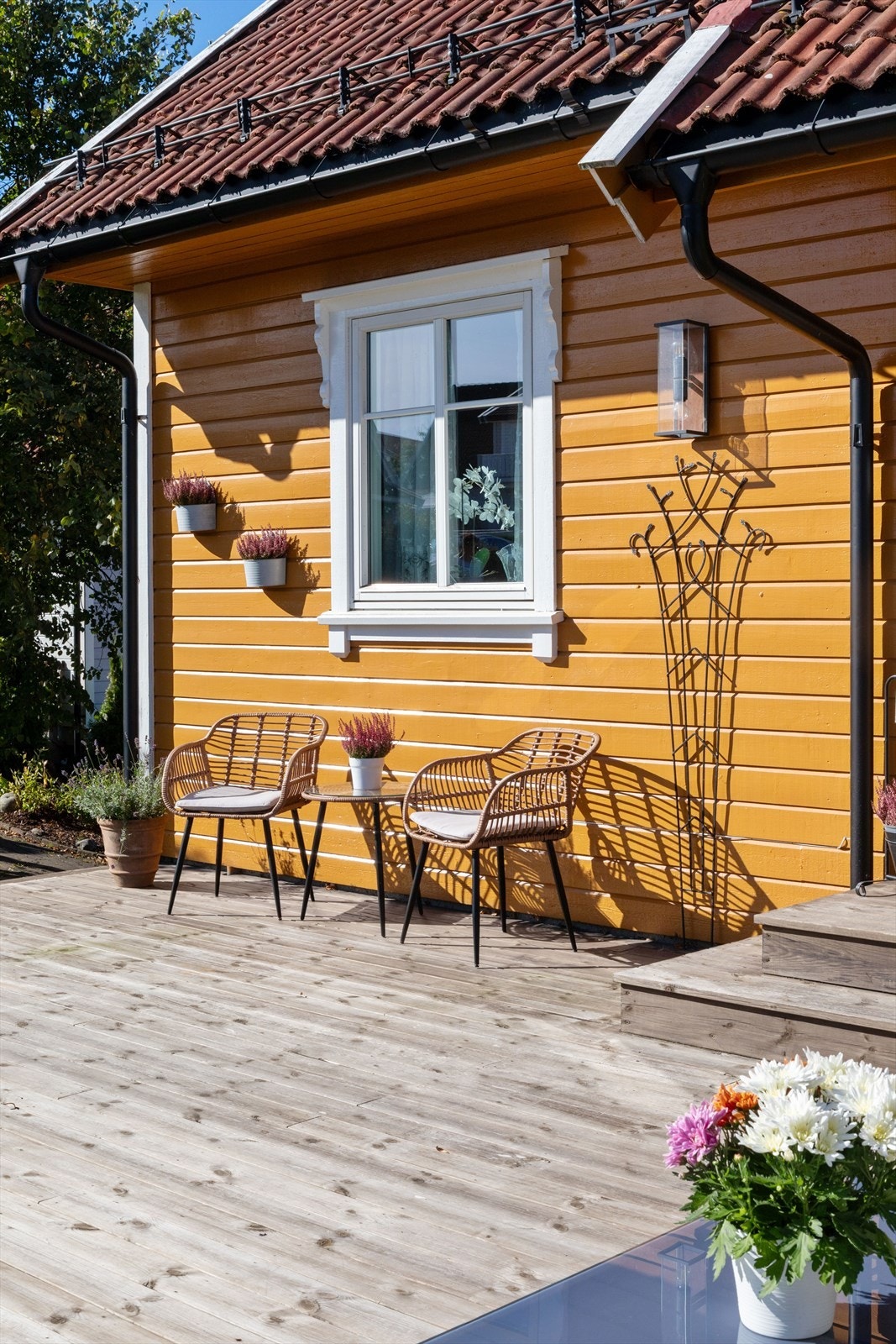 Hovedterrassen ligger i tilknytning til hjemmets inngangdsdør. Galleribilde