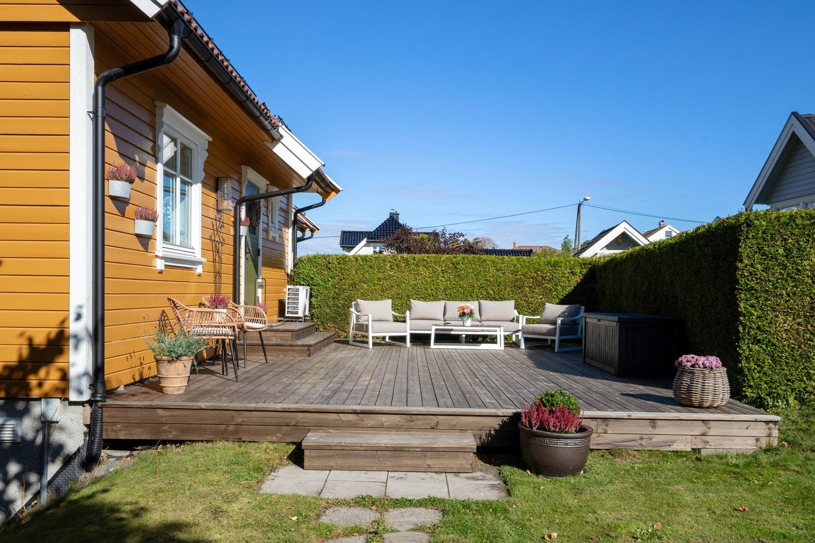 Uteområdene er blant eiendommens aller største kvaliteter. Den store terrassen på ca. 38 m² fra 2023 ligger lunt og skjermet til. I tillegg har boligen en sydvendt veranda på ca. 14 m². Galleribilde