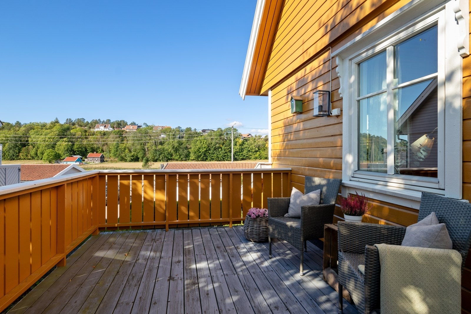 I tillegg disponerer boligen en sydvendt veranda på ca. 14 m² med direkte utgang fra stuen. Galleribilde