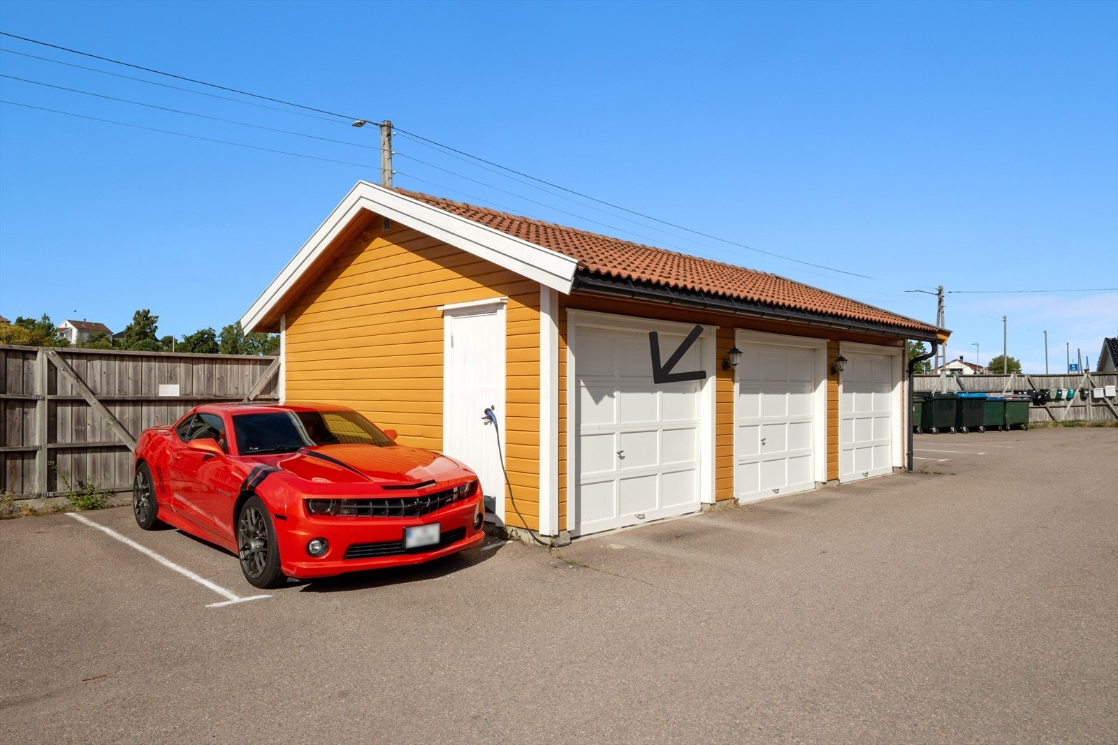 I tillegg disponerer boligen en utvendig parkeringsplass i direkte tilknytning til garasjen. Sammen gir dette svært gode parkeringsforhold med kapasitet til to biler, noe som er en ettertraktet kvalitet for både familier og par med flere kjøretøy. Galleribilde