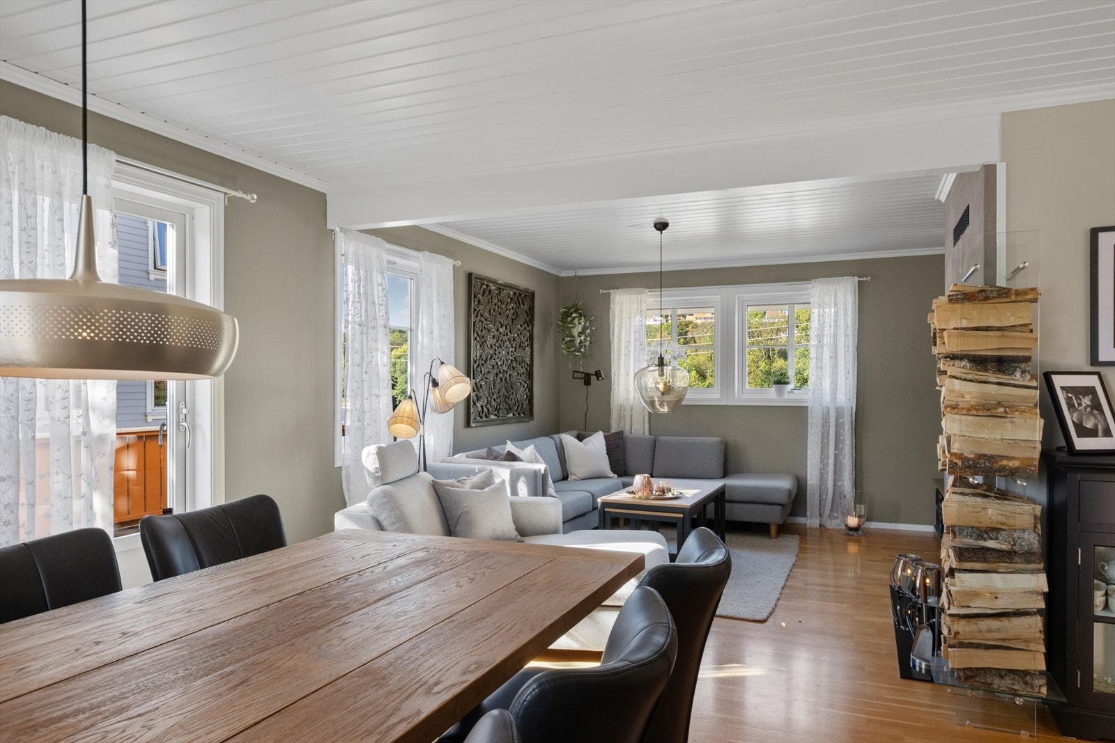Rommet har en luftig atmosfære med godt lysinnslipp fra flere vindusflater og god plass til både sofagruppe, spisebord og øvrig møblement. Den åpne og fleksible planløsningen gjør det enkelt å innrede etter egne ønsker og behov. Galleribilde
