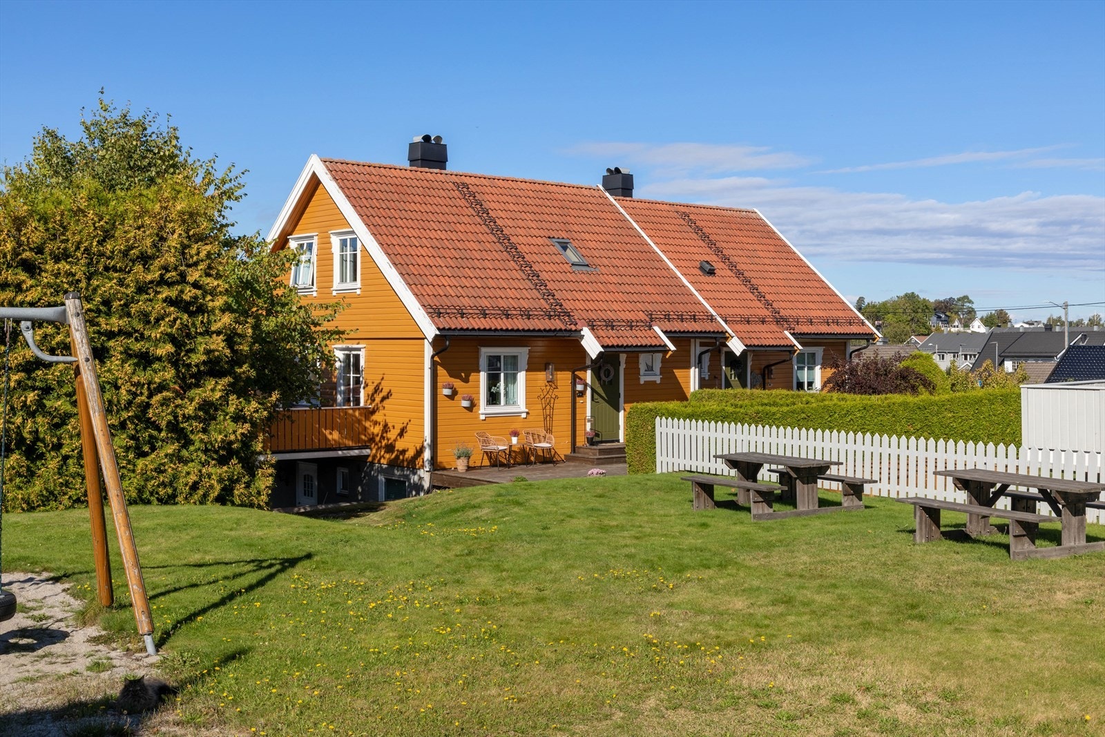 Beplantning og hekk bidrar til en lun og usjenert atmosfære, samtidig som den solrike plasseringen gir flotte forhold fra morgen til sen kveld. Lange sommerdager med gode måltider, avslappende stunder i solen og hyggelige kvelder utendørs kan oppleves! Galleribilde