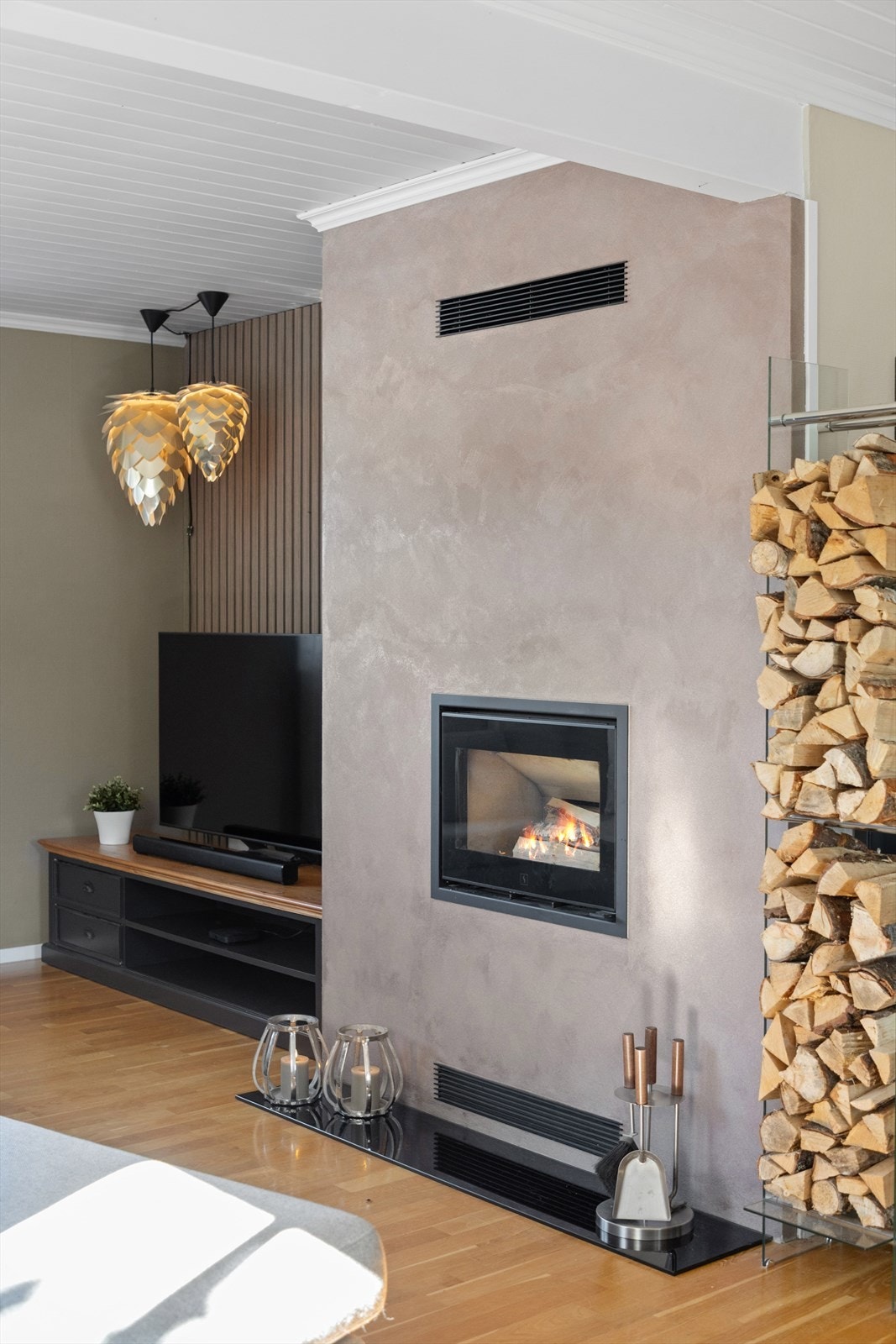 I stuen er det montert en moderne og nyere designpeis som fungerer som et flott blikkfang og skaper ekstra hygge og varme på kjølige dager. Galleribilde