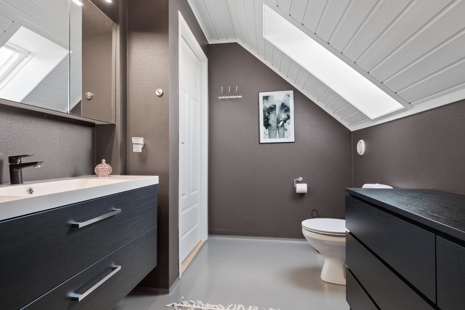 Det delikate badet i andre etasje har nyere innredning og flotte takvinduer som gir en lys og luftig romfølelse. I første etasje finnes eget vaskerom, og med toalett i begge etasjer er hverdagen både praktisk og komfortabel. Galleribilde