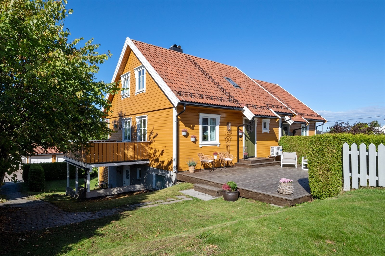 Drømmer du om en bolig hvor du kan nyte lange solrike dager, ha kort vei til sjøen og samtidig bo i et trygt og hyggelig nærmiljø? Da bør du ta en nærmere titt på dette innholdsrike og svært tiltalende enderekkehuset. Foto: BK Foto. Galleribilde