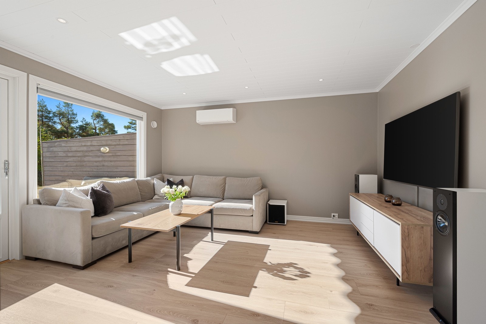 Stuen er pent pusset opp i 2023 med laminatgulv. Glatte malte vegger. Downlights med dimmer Galleribilde