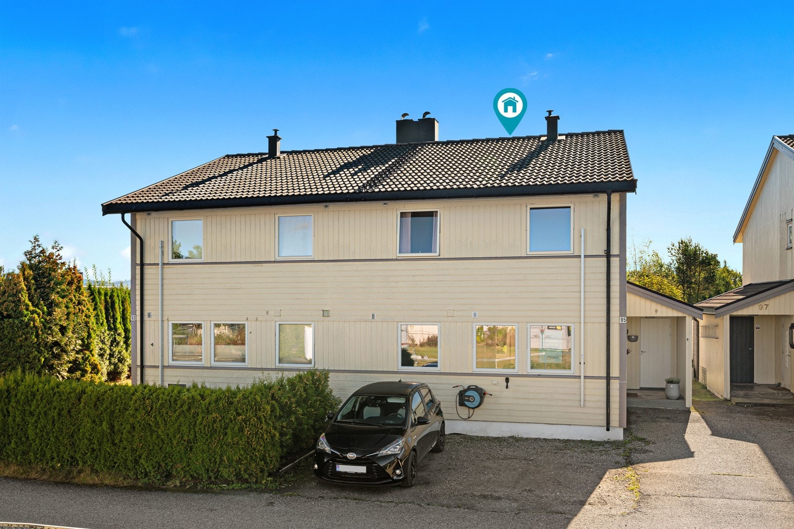 Biloppstillingsplass til 3 biler rett utenfor boligen Galleribilde
