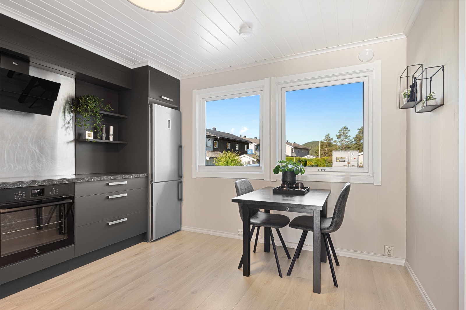 Koselig plass for kjøkkenbord ved vinduet Galleribilde