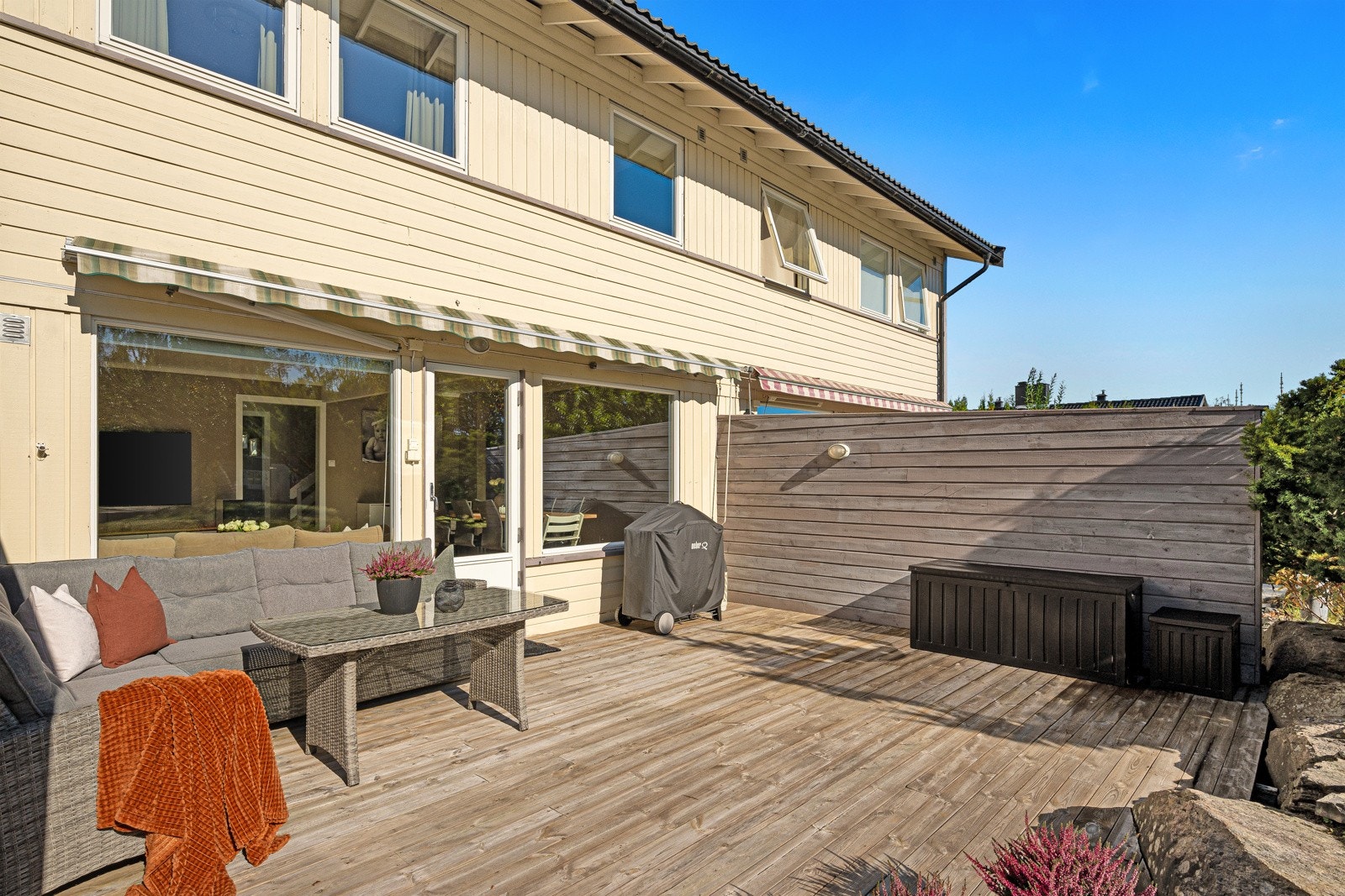 Romslig og usjenert terrasse med markise Galleribilde