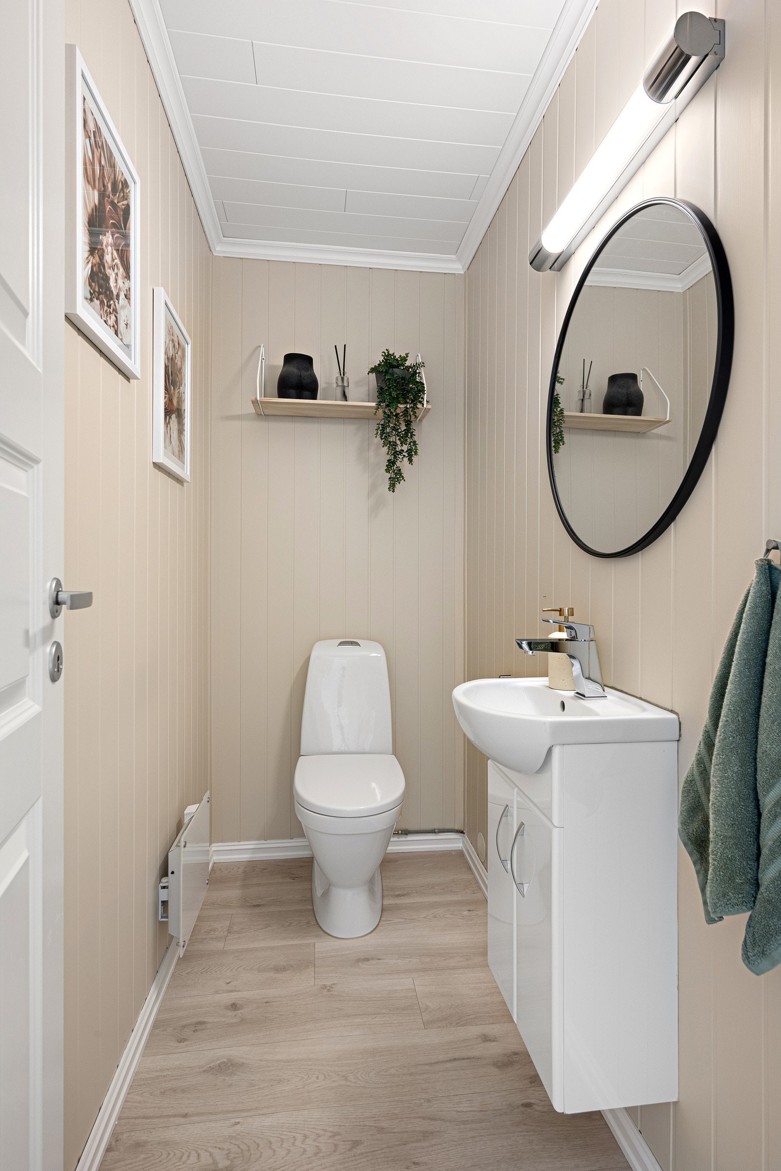 Separat toalettrom vegg-i-vegg med badet Galleribilde